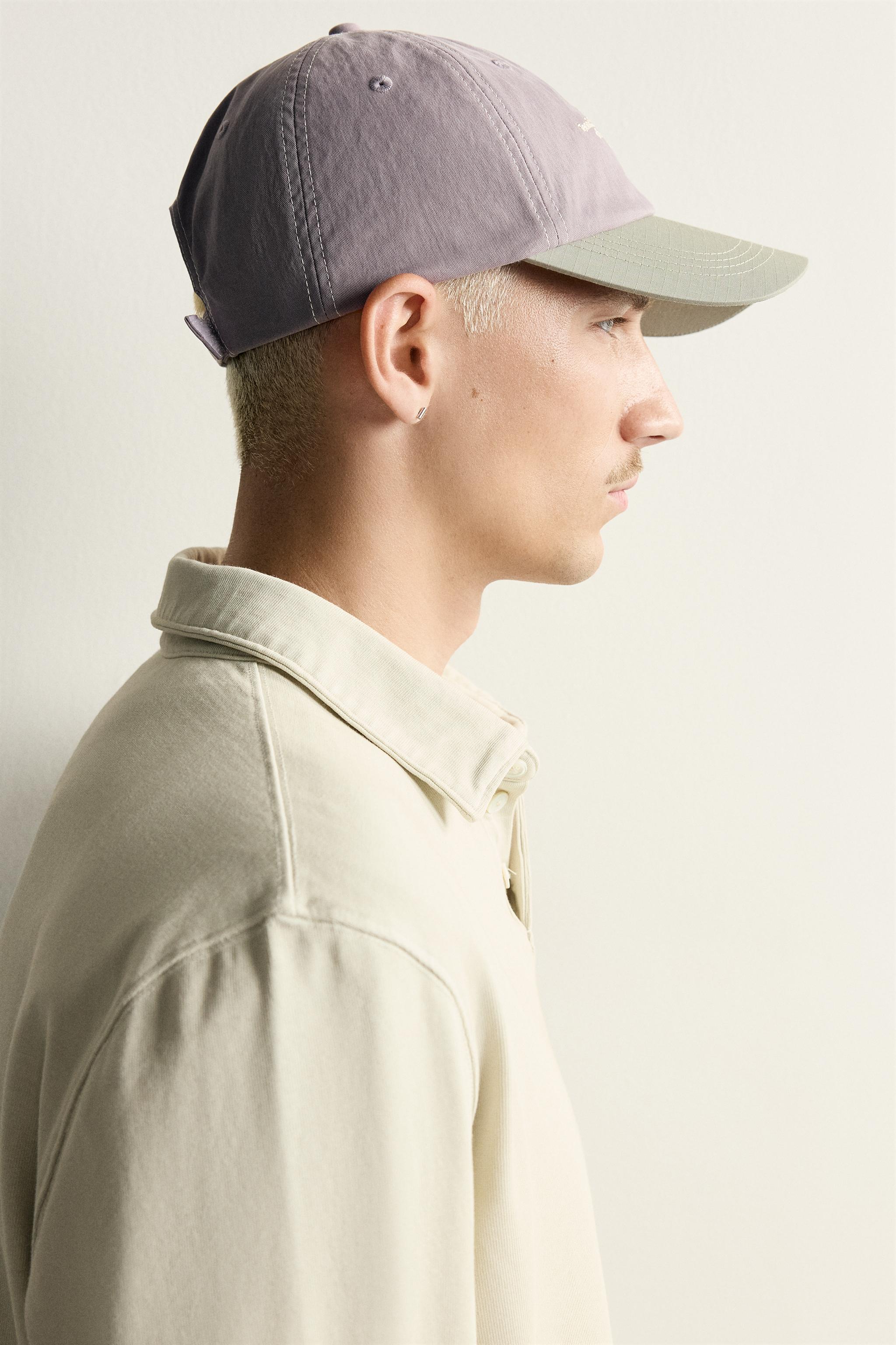 CASQUETTE AVEC INSCRIPTION BRODÉE ET CONTRASTE